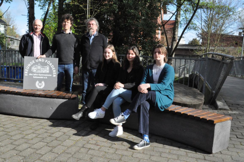 20230425neuebaenke.jpg